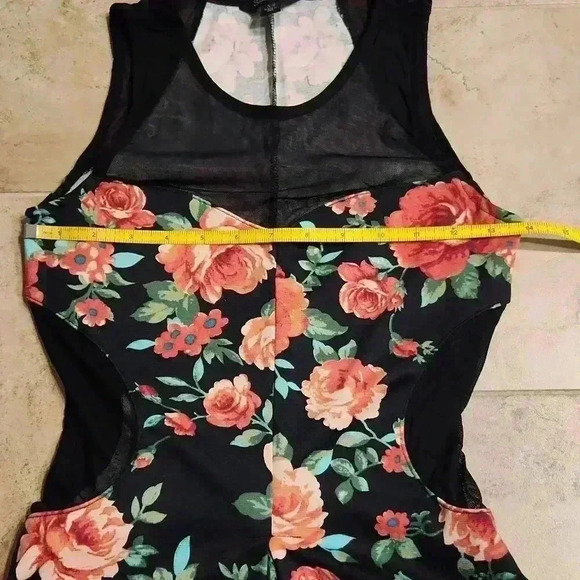 Guess Mesh Panel Peplum Tank - Picture 5 of 12